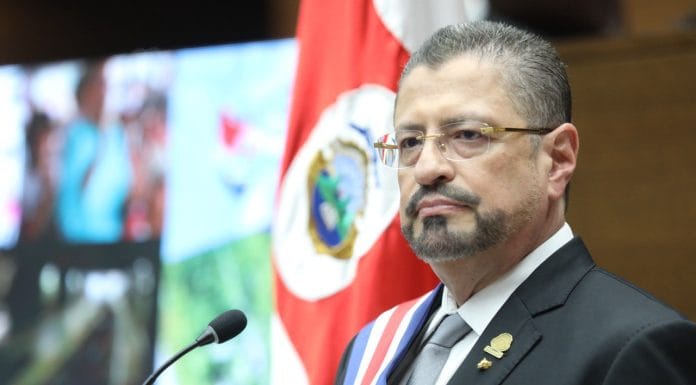 Presidente asegura que sacar cartulinas es solo un paso más en el proceso denigrante del congreso