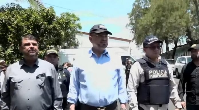 Chaves anuncia construcción de nueva cárcel tras visita a la Reforma y critica a diputados