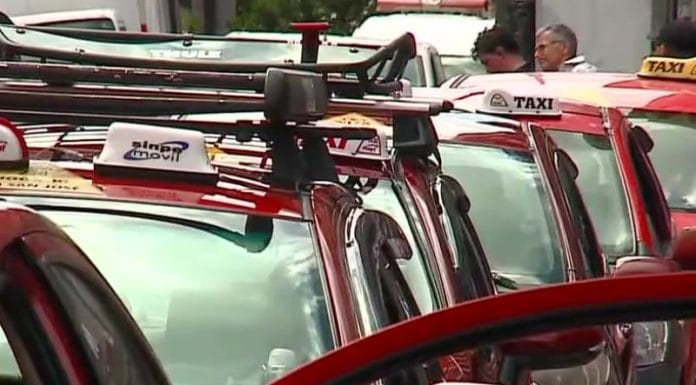 Taxistas y autobuseros exigen a Aresep explicación por información sobre unidades sin marchamo