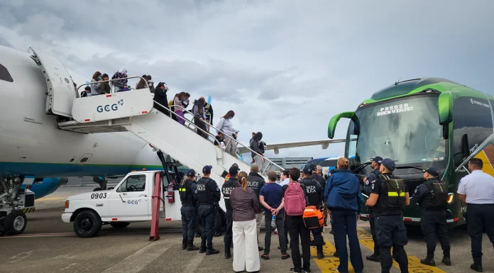 Otorgan permiso de laborar a extranjeros deportados por EE.UU.