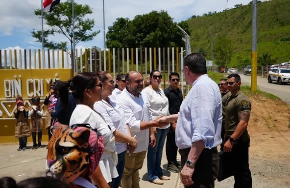 Rey Curré estrena moderno colegio y estudiante agradece “por sembrar educación en nuestra tierra”