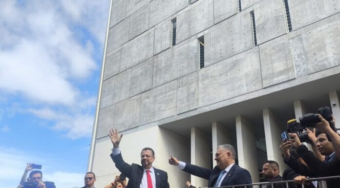 Rodrigo Chaves llega a la Asamblea Legislativa: “yo tengo una paz”