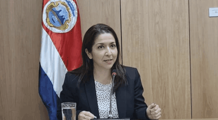 Ministra de Salud pide a diputados trabajar para solucionar problema de residuos sólidos y vapeo