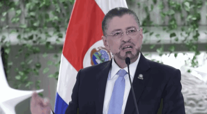 Chaves agradece a “21 diputados patriotas” y critica “aseveraciones que fueron absurdas”