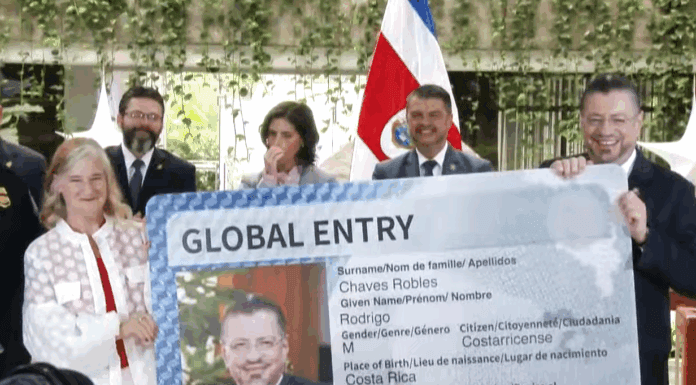 Costarricenses podrán tener “pase vip” para ingresar a EE.UU. Presidente fue primero en recibirlo