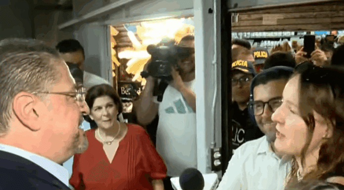 Chaves llega al Mercado Central por sopa de mondongo pero recibe ovación y apoyo “no está solo”