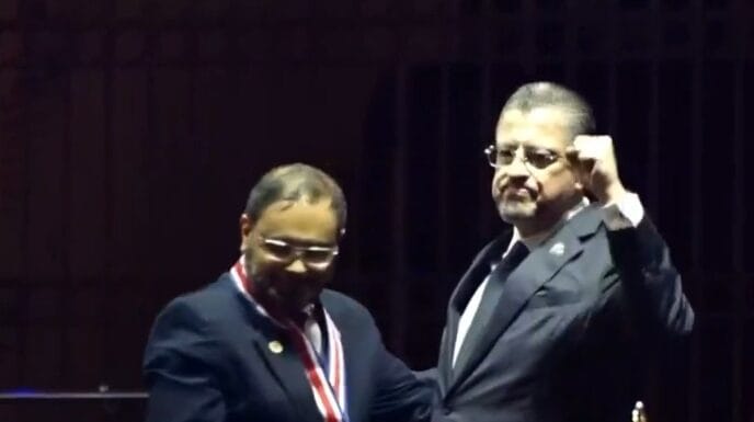 Presidente reconoce labor del Dr, Alberto Ferrero con Medalla al Mérito