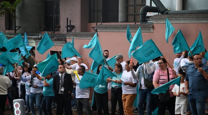 Cientos de personas salen a las calles para respaldar a Laura Fernández
