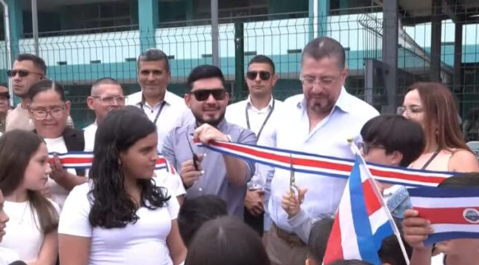 Rodrigo Chaves inaugura escuela para 200 niños de Juntas del Pacuar