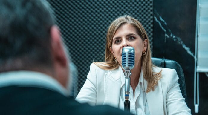 Laura Fernández anuncia a qué debates asistirá, pero su campaña sigue centrada en el pueblo