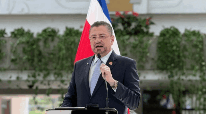 Rodrigo Chaves analiza donar pensión de expresidente