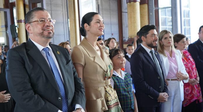 Chaves inaugura su último curso lectivo: “nuestro valiente cuerpo de maestros y maestras hoy les rindo honor”