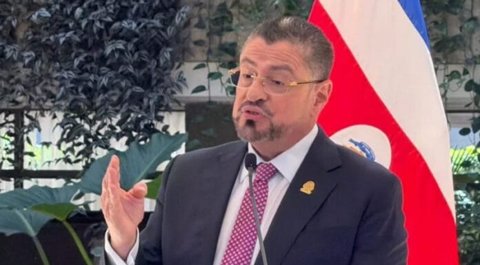 Chaves asegura que baja del dólar es porque “estamos siendo cada vez más productivos”