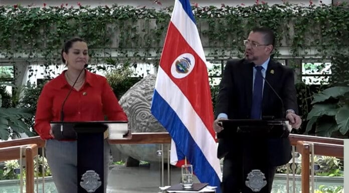 Presidenta del AyA niega persecución y explica por qué se eliminó plaza de Oscar Izquierdo