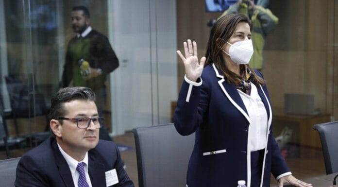 Expresidenta de la Caja entrega documentos que demuestran “caso barrenador no fue más que una creación de persecución política”