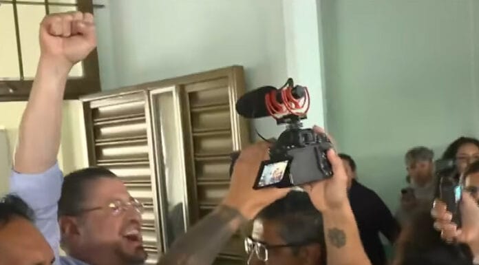 ¡Viva Chaves! Presidente vota en medio de multitud que lo apoya