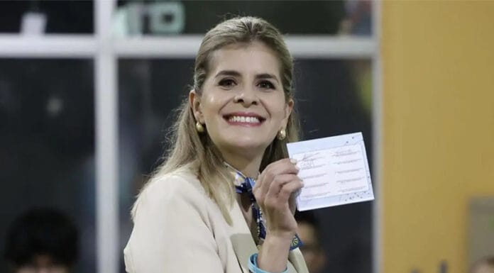 Laura Fernández “salgamos a votar por la bandera turquesa” Laura Fernández