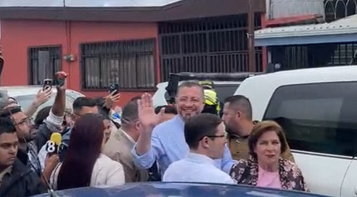 Pilar Cisneros vota y celebra gane de la democracia