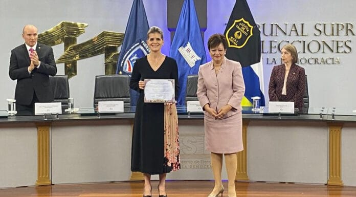Laura Fernández recibe credencial como presidenta de la República y anuncia renuncia a ₡11 500 millones
