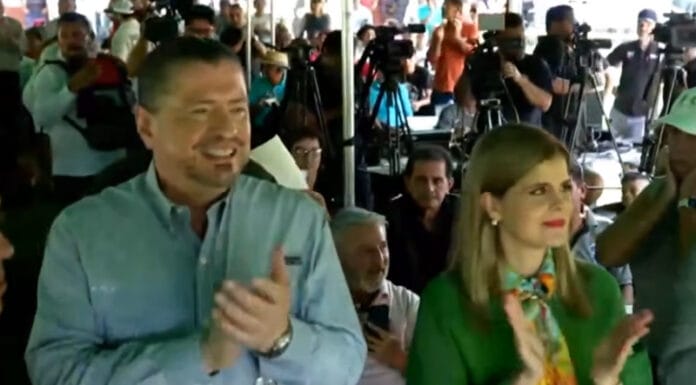 Presidente pide “no me abandonen a doña Laura en la lucha” durante visita a Cartago