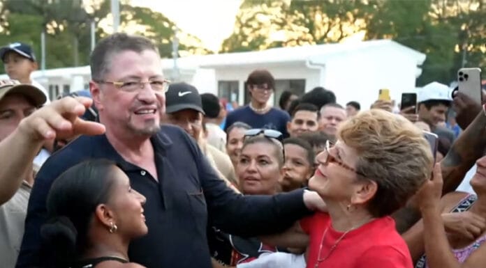 “Me voy en paz porque ustedes eligieron la continuidad” dice Chaves en cierre de gira en Puntarenas