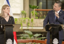 Presidente sugiere fuerte frase como lema a presidenta electa