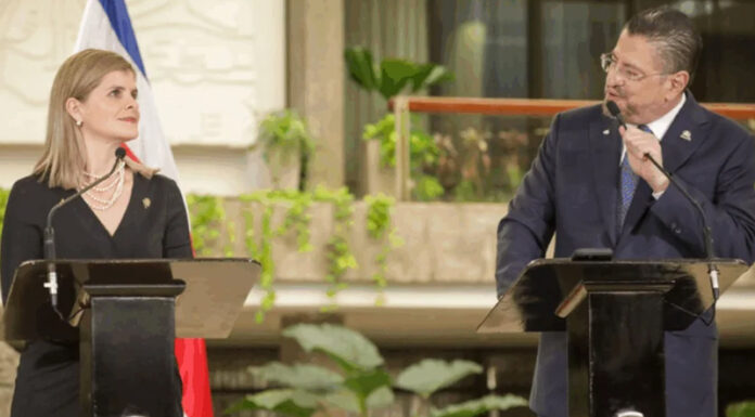Presidente sugiere fuerte frase como lema a presidenta electa