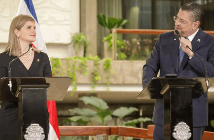 Presidente sugiere fuerte frase como lema a presidenta electa