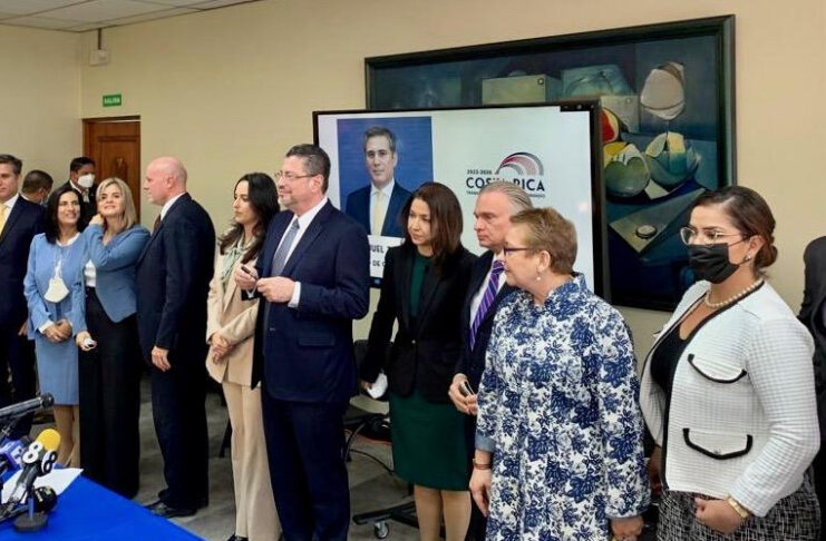 Chaves destaca que mayoría de ministros salieron de su gabinete fue para crecer