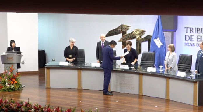 TSE entrega credenciales a 57 diputados electos que asumirán el 1 de mayo