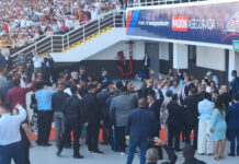 Rodrigo Chaves y Laura Fernández son aclamados al entrar al Estadio Nacional