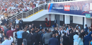 Rodrigo Chaves y Laura Fernández son aclamados al entrar al Estadio Nacional