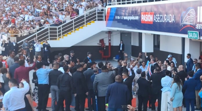 Rodrigo Chaves y Laura Fernández son aclamados al entrar al Estadio Nacional