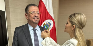 Presidenta fue recibida por estudiantes al llegar a Casa Presidencial por primera vez en el cargo