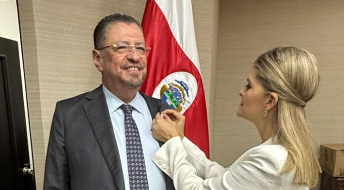 Presidenta fue recibida por estudiantes al llegar a Casa Presidencial por primera vez en el cargo