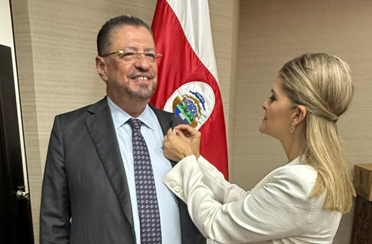 Presidenta fue recibida por estudiantes al llegar a Casa Presidencial por primera vez en el cargo
