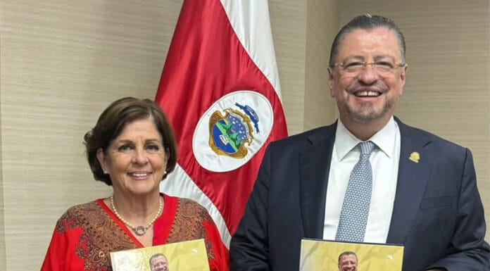 Presidente entrega último informe de labores asegurando que deja un mejor país