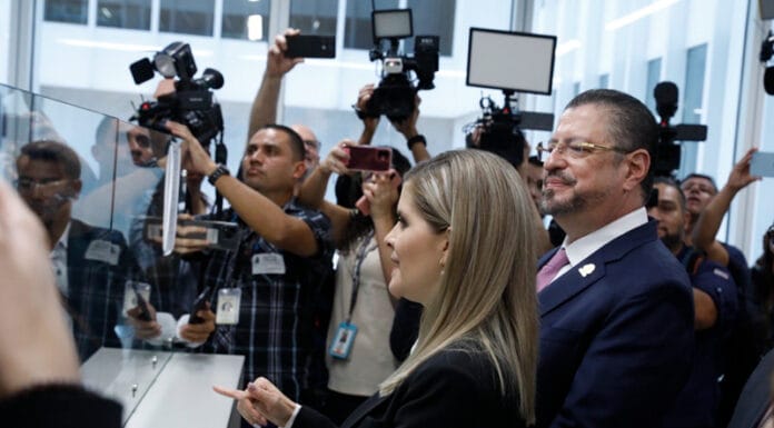 Presidenta entrega 6 proyectos de ley en la Asamblea Legislativa y pide a diputados trámite rápido