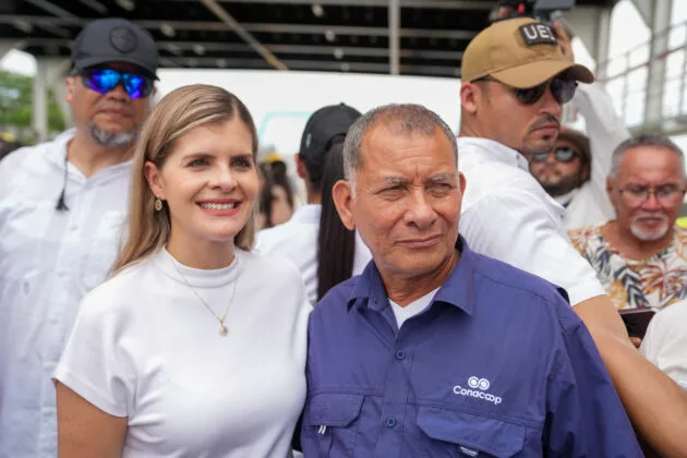 Laura Fern&aacute;ndez Alberto Mendoza