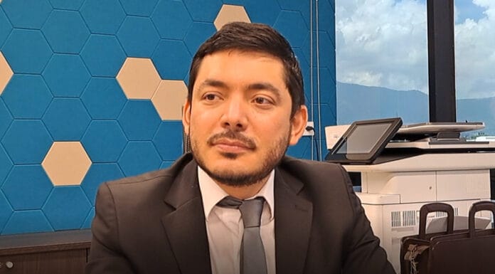 Ministro pide a docentes demandar si alguien los persigue por polémica circular
