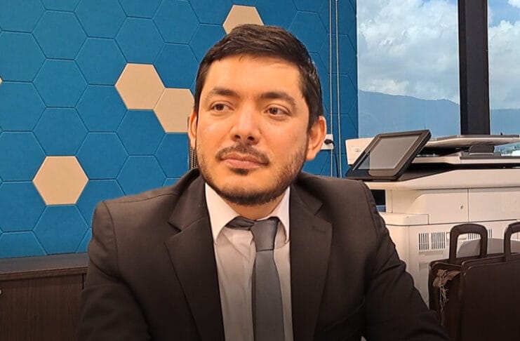 Ministro pide a docentes demandar si alguien los persigue por polémica circular