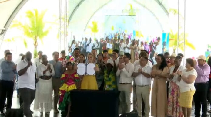 Firman ley para construcción de la Marina en Limón y presidenta designa a Chaves como coordinador