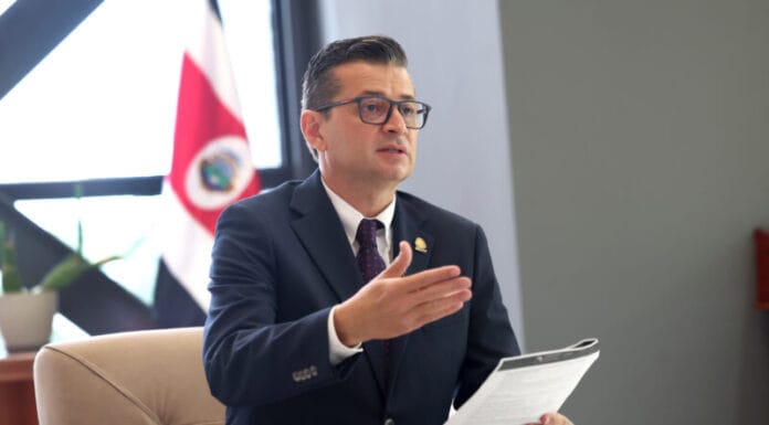 Ministro de Trabajo deja el cargo por motivos personales
