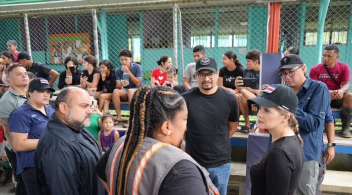 Presidenta Laura Fernández visita zonas afectadas por inundaciones en el Caribe