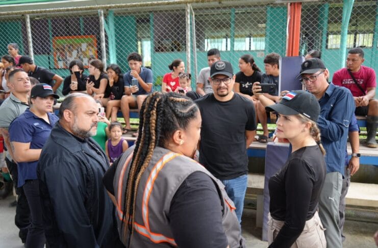 Presidenta Laura Fernández visita zonas afectadas por inundaciones en el Caribe